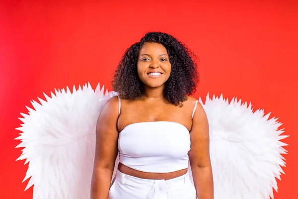 赤い背景のスタジオに翼を持つ陽気な天使スペイン — ストック写真