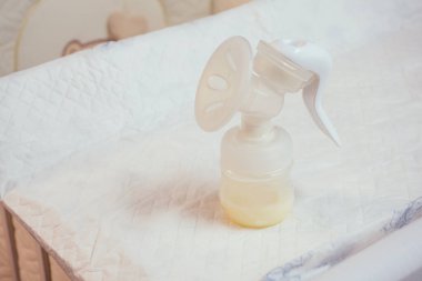 Manüel göğüs pompası, anne sütü yeni doğan bebeğe sağlıklı yiyecekler veriyor.