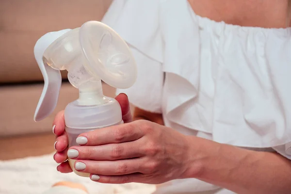 Manüel göğüs pompası, anne sütü yeni doğan bebeğe sağlıklı yiyecekler veriyor.