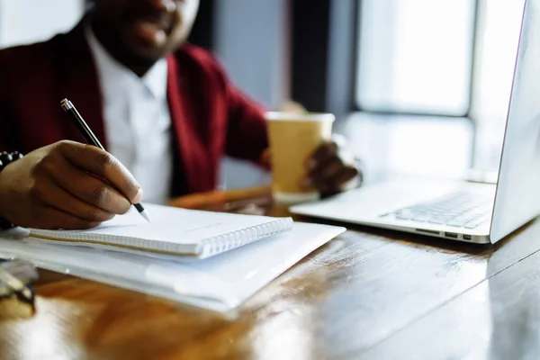 Nahaufnahme der Hände Rechtshänder afrikanischer Manager schreiben auf Dokument — Stockfoto