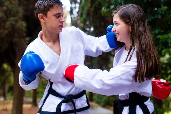 Emberek magas rúgások edzés közben taekwondo szabadban bambusz háttér — Stock Fotó