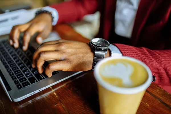 Afrikanisch-amerikanischer Mann bekommt Online-Bildung und trinkt Kaffee to go frop Papier-Ökobecher — Stockfoto