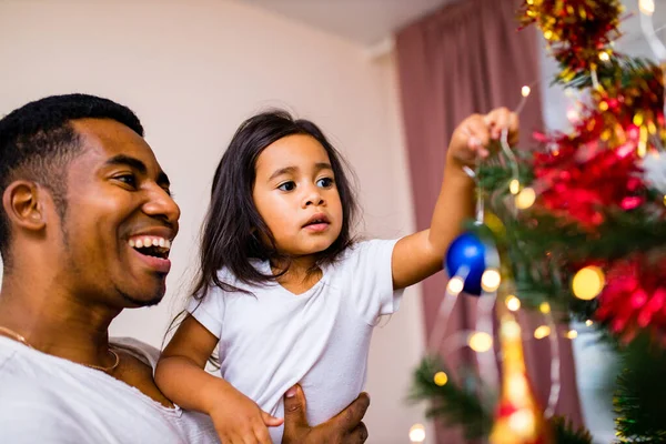 Feliz padre de raza mixta y hermoso niño en la feliz mañana de x-mas en el dormitorio — Foto de Stock