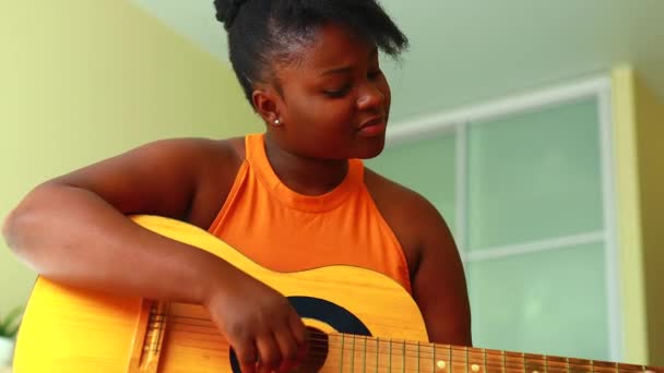 Latina hispânica mulher aprendendo a tocar na guitarra — Vídeo de Stock