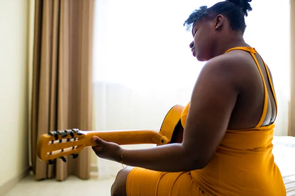 Afro-americana adolescente praticando sua habilidade na guitarra acústica — Fotografia de Stock