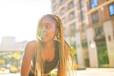 Uzun sarı örgü örgülü Latin Latin kız. Şehir merkezindeki caddelerde çalışıyor.