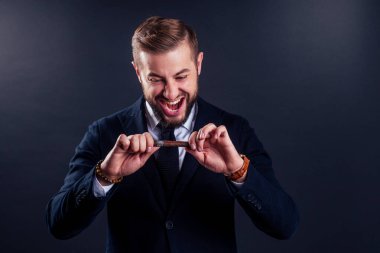 Sigara atan iş adamı sigarayı bırak bağımlılığı bırak