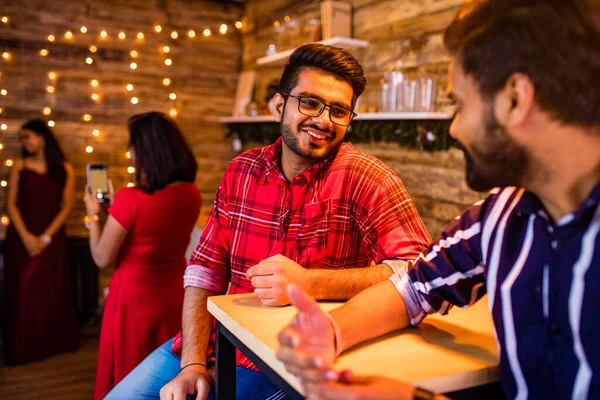 Indianer sitzen im Café und fühlen sich einsam, versuchen aber glücklich zu sein — Stockfoto