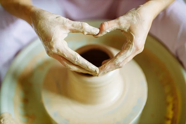 Misturado corrida mãos casal fazendo vaso no estúdio de arte — Fotografia de Stock