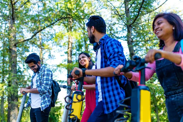 Amigos indianos modernos passeio em segway no parque na Índia — Fotografia de Stock