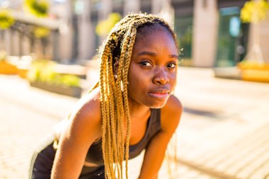 Uzun sarı örgü örgülü Latin Latin kız. Şehir merkezindeki caddelerde çalışıyor.