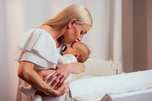 Manual breast pump, mothers breast milk giving healthy food for newborn baby — Stock Photo, Image