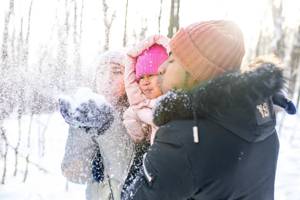 Szczęście podekscytowani ludzie w ciepłej odzieży w zimie na zewnątrz — Zdjęcie stockowe