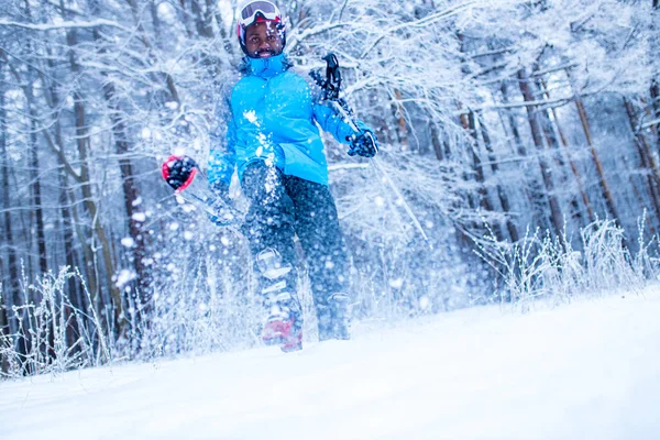 Latynoski młody narciarz człowiek las zimowy dzień w Nowy Rok święta Bożego Narodzenia — Zdjęcie stockowe