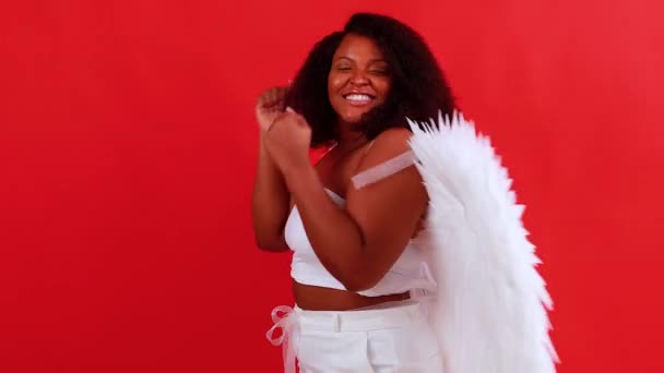 Hiszpański wesoły anioł ze skrzydłami na czerwonym tle studio — Wideo stockowe