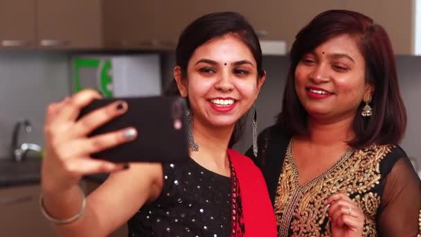 两名与家人在线视频交谈的美丽的印度妇女身着传统民族服装参加Diwali或其他节日庆祝活动 — 图库视频影像