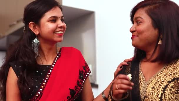Dos amigas bebiendo té o té de masala juntas en casa en Saree — Vídeos de Stock