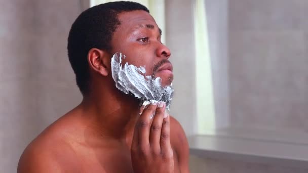 Hombre hispano se puso espuma en la loción de perfume de barba o crema para el cuidado de la piel para la piel sensible — Vídeos de Stock