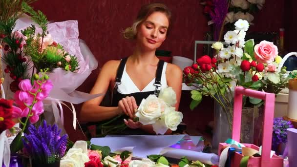 Щасливий флорист робить квітковий букет крупним планом в магазині — стокове відео