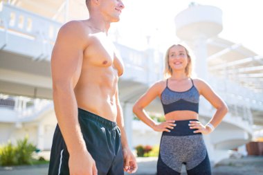 Tropik bölgelerde direniş bandıyla yapılan çift egzersizleri.