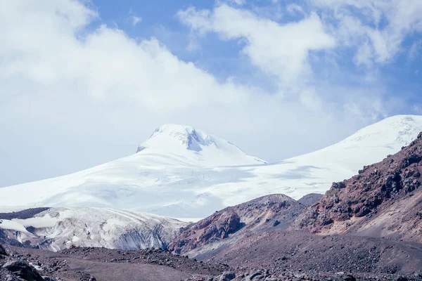 Velká hora Elbrus v létě v zamračený den — Stock fotografie