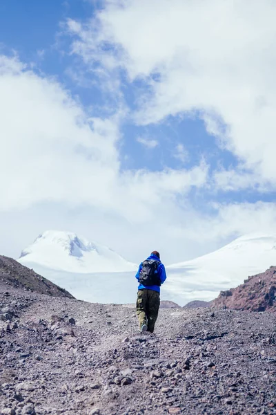 Turista sale la montagna sullo sfondo di Elbrus — Foto Stock