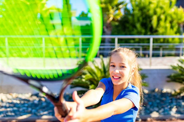 Pequena girk jogar tênis no lugar tropical ao ar livre — Fotografia de Stock