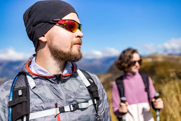 Randonneurs couple newwed trekking dans les montagnes en lune de miel de mariage — Photo