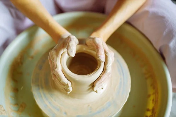 As mãos de oleiro esculpe um vaso de barro em um oleiro fecham — Fotografia de Stock
