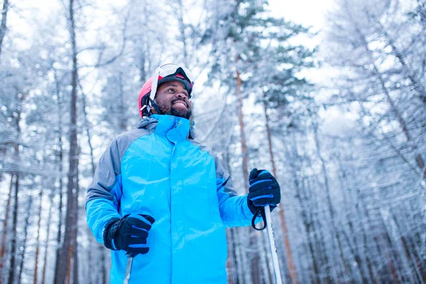 Latynoski młody narciarz człowiek las zimowy dzień w Nowy Rok święta Bożego Narodzenia — Zdjęcie stockowe