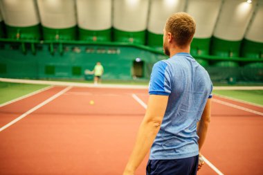 Profesyonel tenis oyuncusu oyun oynuyor.