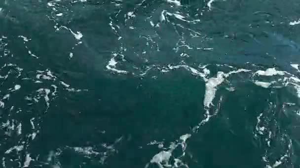 Турецький порт з суднами верхнього човна дивиться на хвилю води. — стокове відео