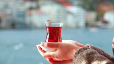 Önde Türk çayı, arkada bosphorus koyu.