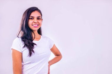 Hint pamuğundan beyaz tişörtlü genç bir kadının portresi