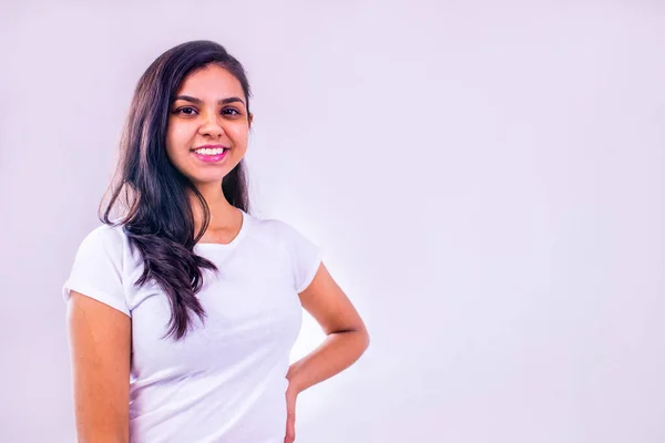 Retrato de una joven de algodón indio camiseta blanca —  Fotos de Stock