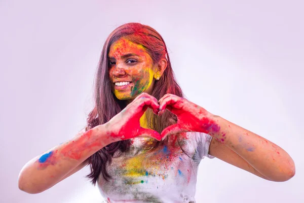 Retrato de persona india feliz en color holi en camiseta de algodón blanco —  Fotos de Stock