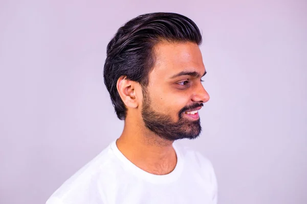 Portrét mladého muže z indické bavlněné bílé tričko — Stock fotografie
