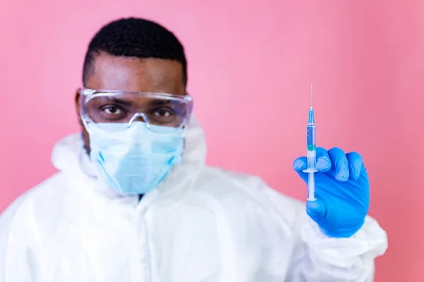 Vírus Corona SARS-CoV-2 conceito de vacinação: homem em fundo de parede estúdio rosa — Fotografia de Stock