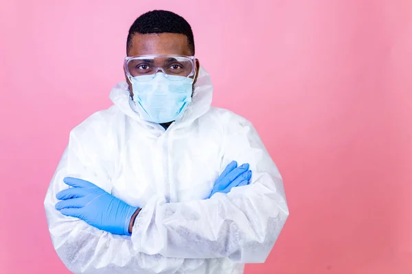 Vírus Corona SARS-CoV-2 conceito de vacinação: homem em fundo de parede estúdio rosa — Fotografia de Stock