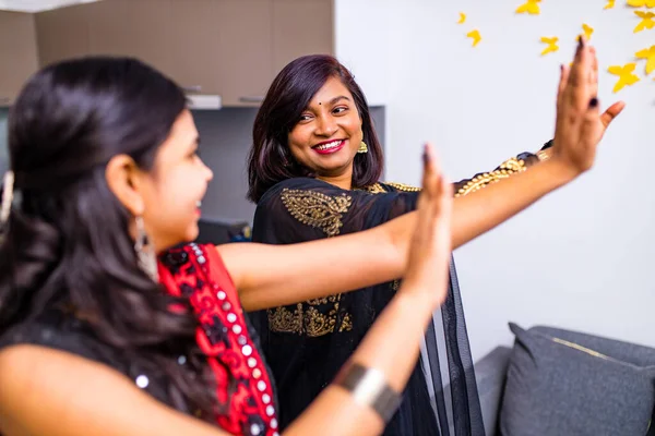 Ευτυχισμένες Ινδές αδελφές χορεύουν μαζί στο νέο διαμέρισμα φως με το σχεδιασμό επισκευή κινείται έννοια σπίτι — Φωτογραφία Αρχείου