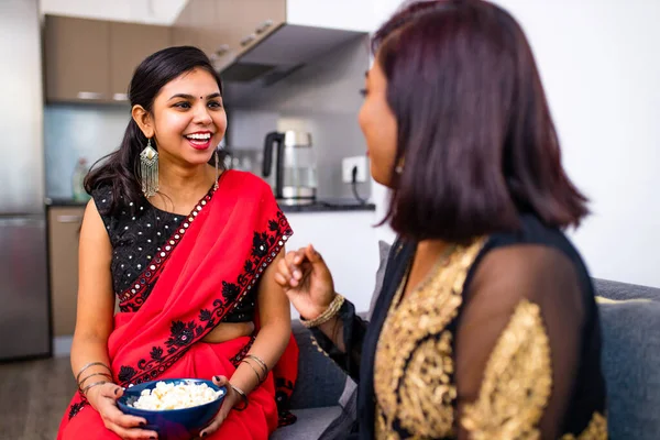Две индийские женщины проводят время вместе в гостиной — стоковое фото