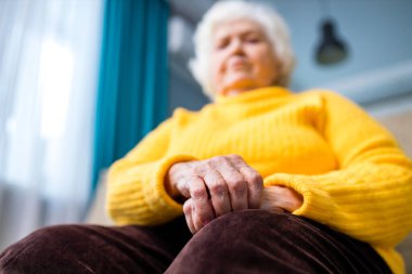 Yaşlı kadın elleri buruşuk. Diz çök.