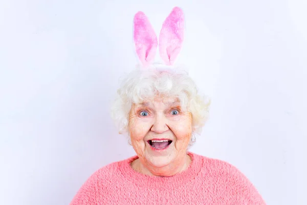 Europeisk pensionär med kaninöron i studiovägg — Stockfoto
