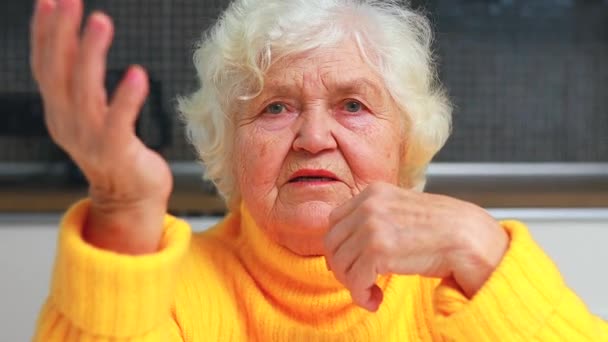 Glad äldre mormor pratar med kameran hemma — Stockvideo