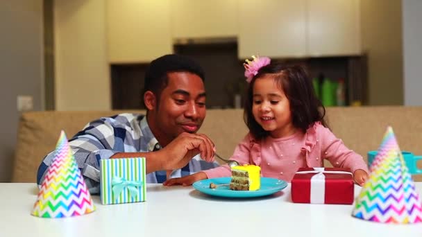 Egyedülálló apa és kislánya születésnapja a konyhában — Stock videók
