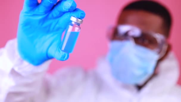 Concept de vaccination contre le virus Corona CoV-SRAS-2 : homme en studio rose — Video