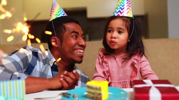 Familia mixta habing fiesta de cumpleaños en la cocina — Vídeo de stock