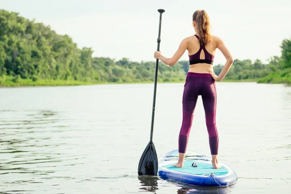 Akşamları doğada yemek servisi yapan kadın.