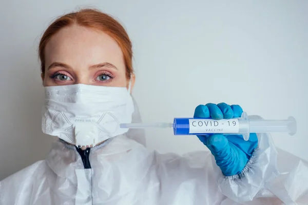 화학적 보호 마스크를 쓰고 있는 생물 학자 여성, 실험실에서 백신을 보유하고 있는 안경과 장갑 — 스톡 사진