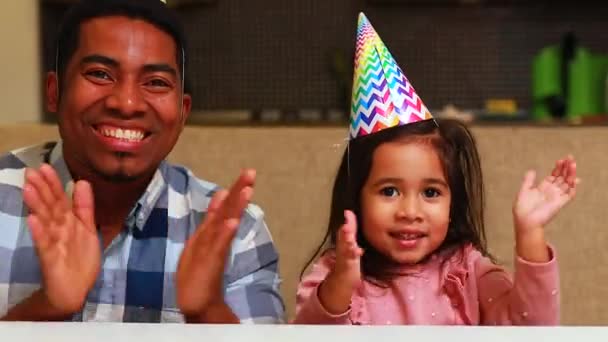 Père célibataire et sa petite fille célébration jour de naissance dans la cuisine — Video